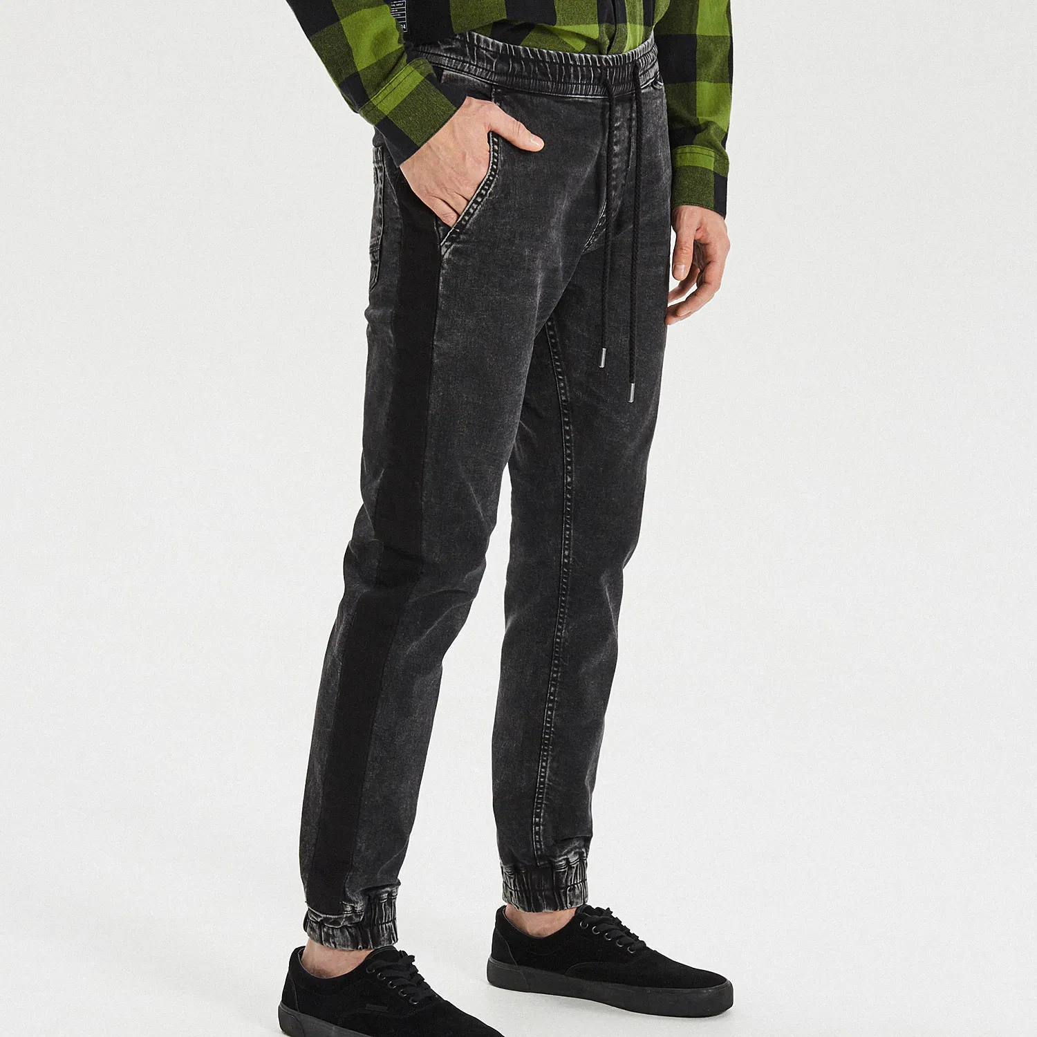 Cropp - Blugi jogger cu dungi laterale - Negru