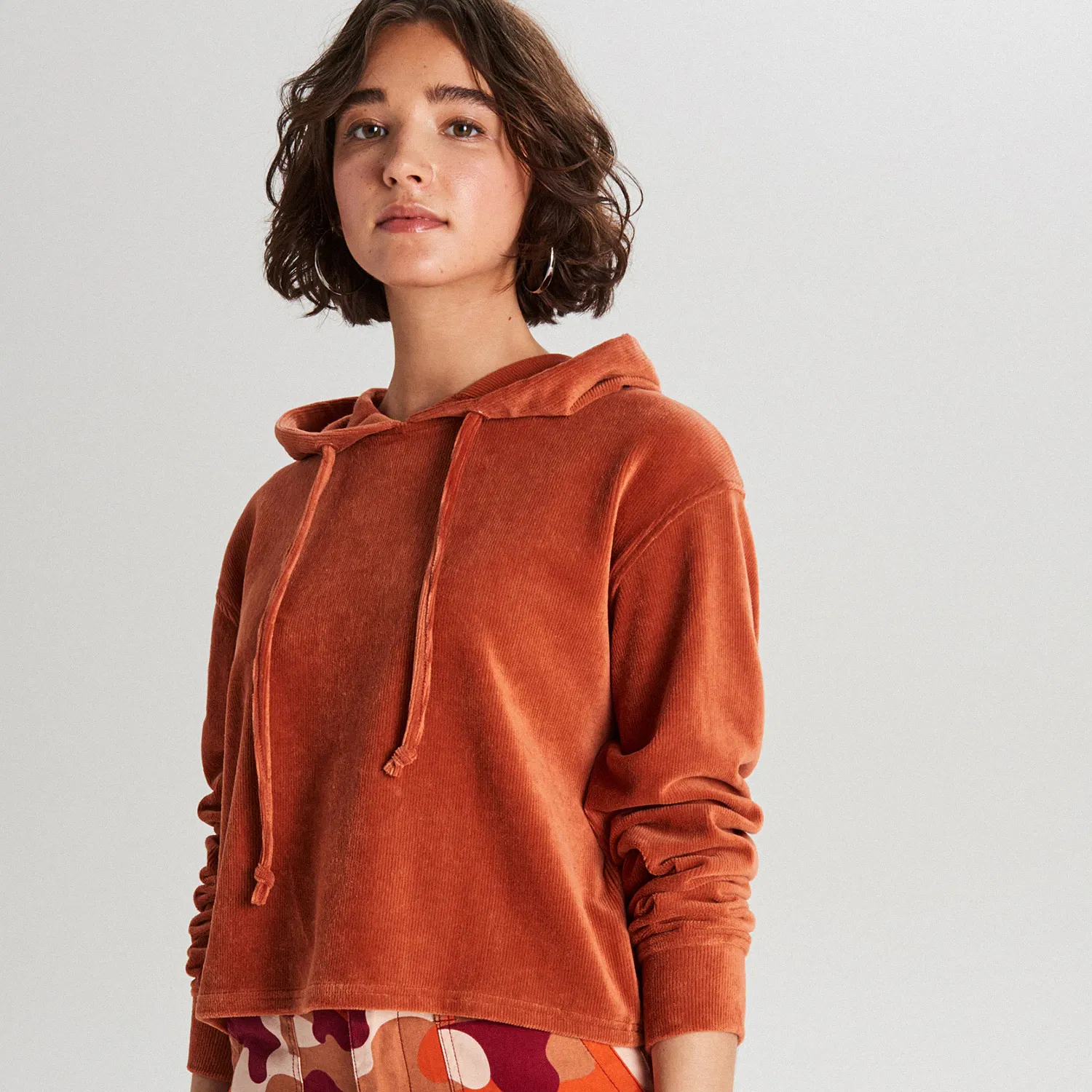 Cropp - Bluză din velur cu glugă - Bordo